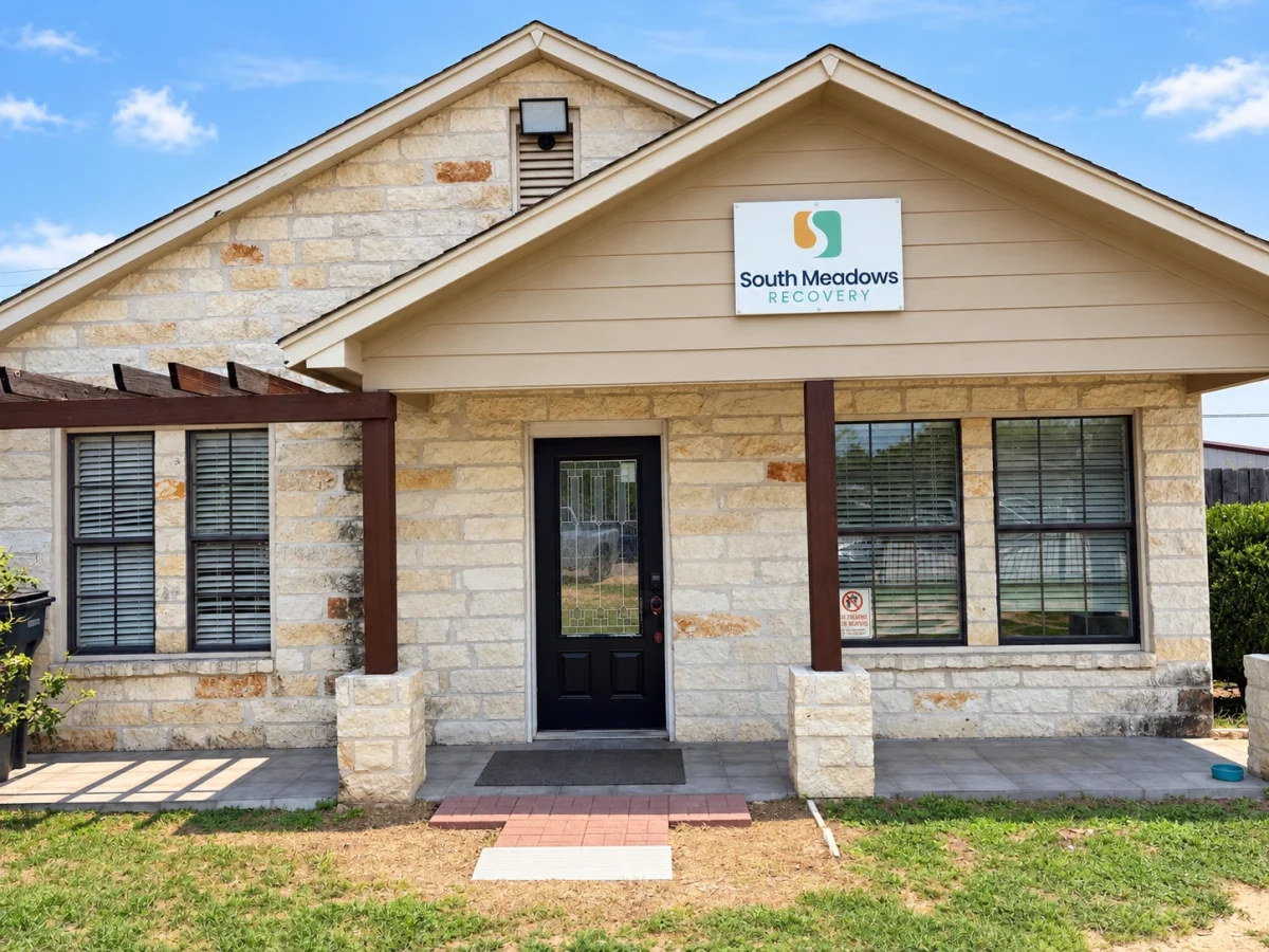 Front entrance of South Meadows Recovery outpatient addiction treatment center in Austin, TX